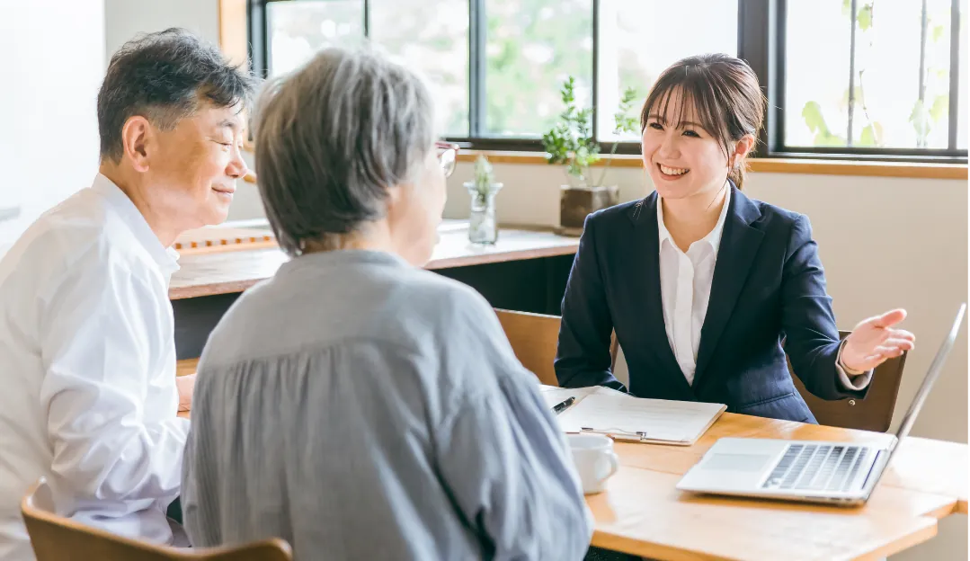 住まい選びについて担当スタッフに相談するご夫婦